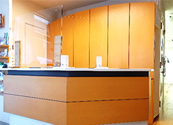 【受付】 アクリル板を設置しています