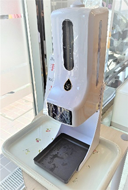 【検温計付アルコール噴霧器】 来院者には検温と手指の消毒をお願いしています