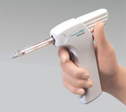 【電動注射器】 極細の針でゆっくり麻酔します